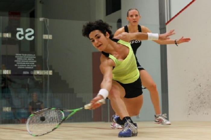 Nicolette Fernandes (front) goes down to England's Laura Massaro 5-11, 5-11, 7-11 in the CIMB Malaysian Open